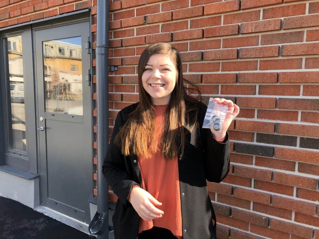 Emma är en av de första hyresgästerna att kvittera ut nycklar till lägenhet på Godisfabriken